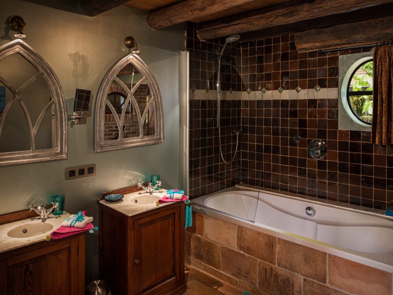 Badkamer van de Brugse Suite met bad in nis