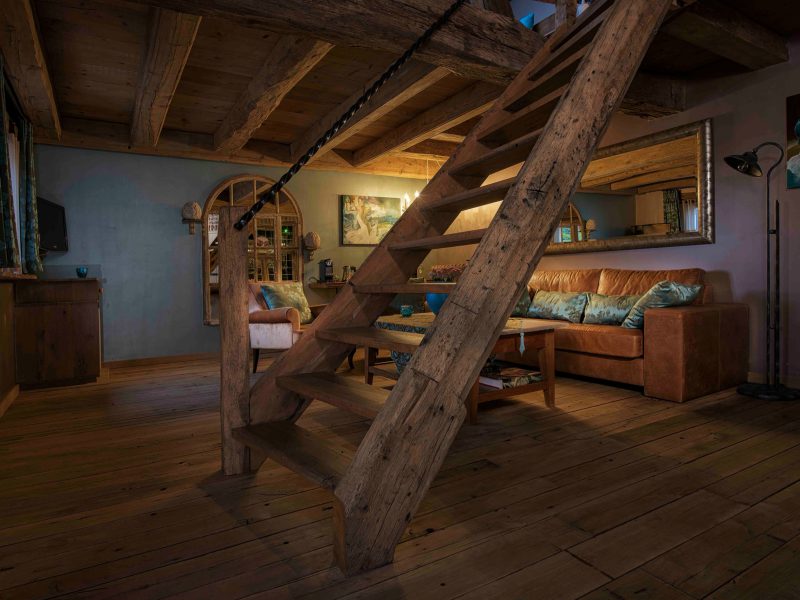 Slaapkamer van de Brugse Suite met houten balken